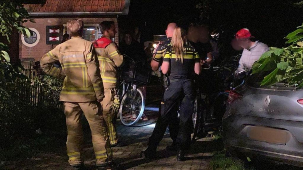 Foto: Jerrycan benzine vat vlam, meerdere dingen in tuin verwoest