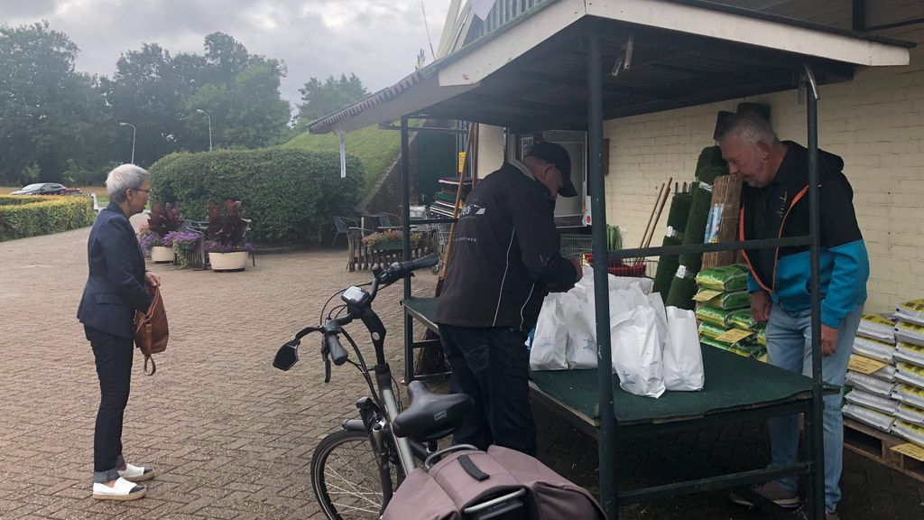 Foto: Ondanks de regen toch een oliebollen-to-go actie bij molen De Duif