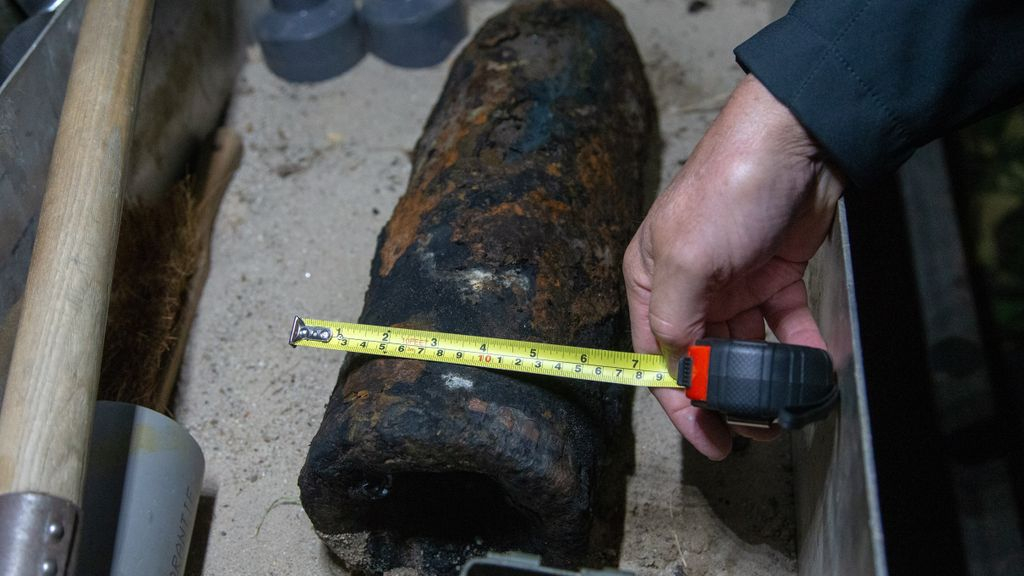 Foto: Magneetvisser trekt granaat uit de haven van Elburg