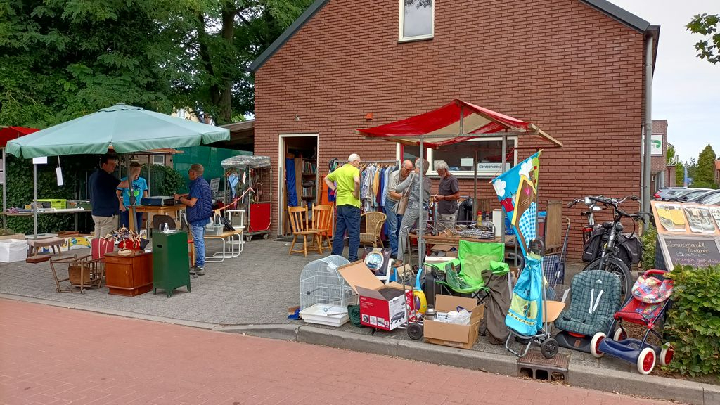 Foto: Kleine zomermarkt bij het Perron Driestwegkerk