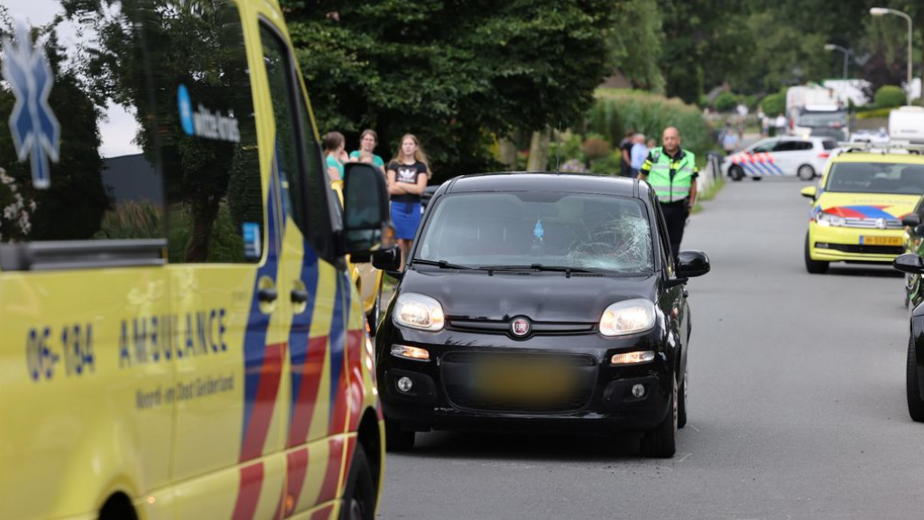 Foto: Meisje ernstig gewond na aanrijding met auto