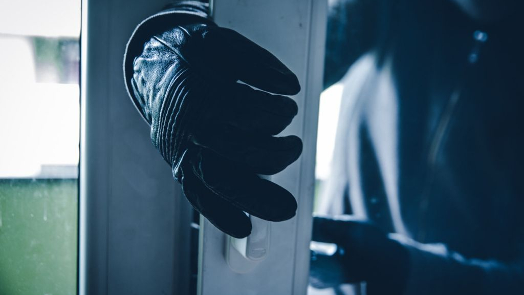 Foto: Inbrekers boren gaatje en breken zo in bij woning Brinkersweg