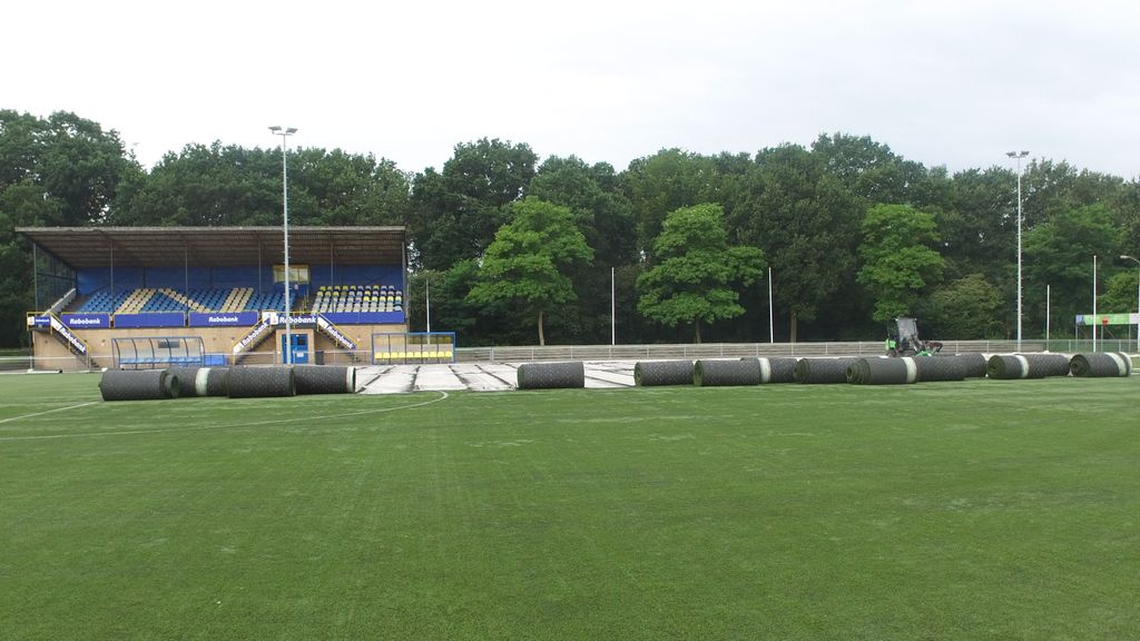 Foto: Toplaag hoofdveld vv Nunspeet in rollen afgevoerd