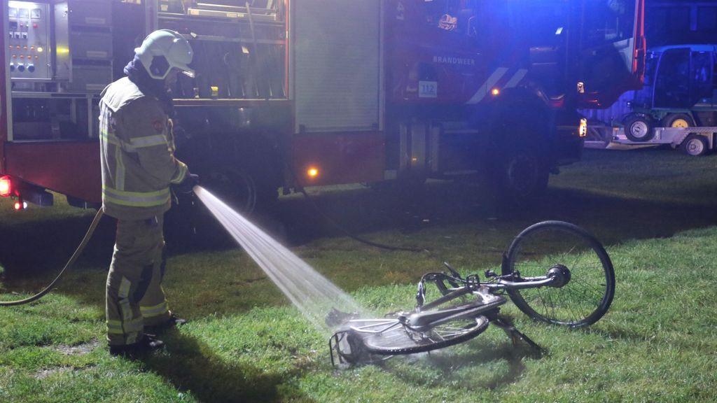 Foto: Fietsaccu mogelijk oorzaak van schuurbrand