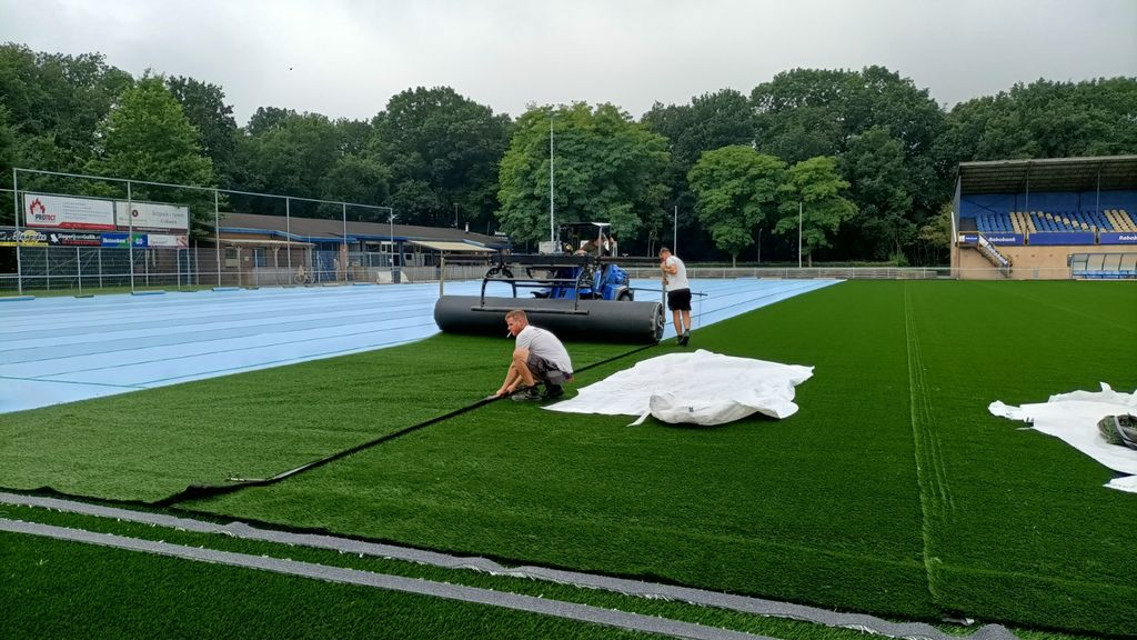 Foto: Nieuwe toplaag hoofdveld vv Nunspeet ligt er bijna in