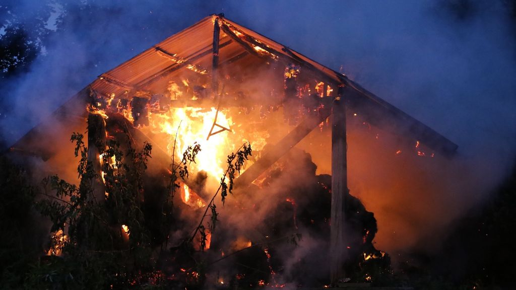 Foto: Hooischuur brandt af in Doornspijk
