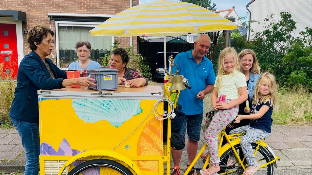 Foto: Omnia Wonen deelt ijsjes uit aan huurders