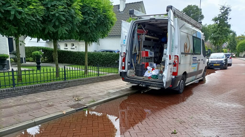 Foto: Leidingbreuk zet deel Dokter van Loonweg onder water