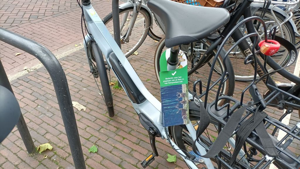 Foto: Toezichthouders vertellen de regels van fietsen in het centrum
