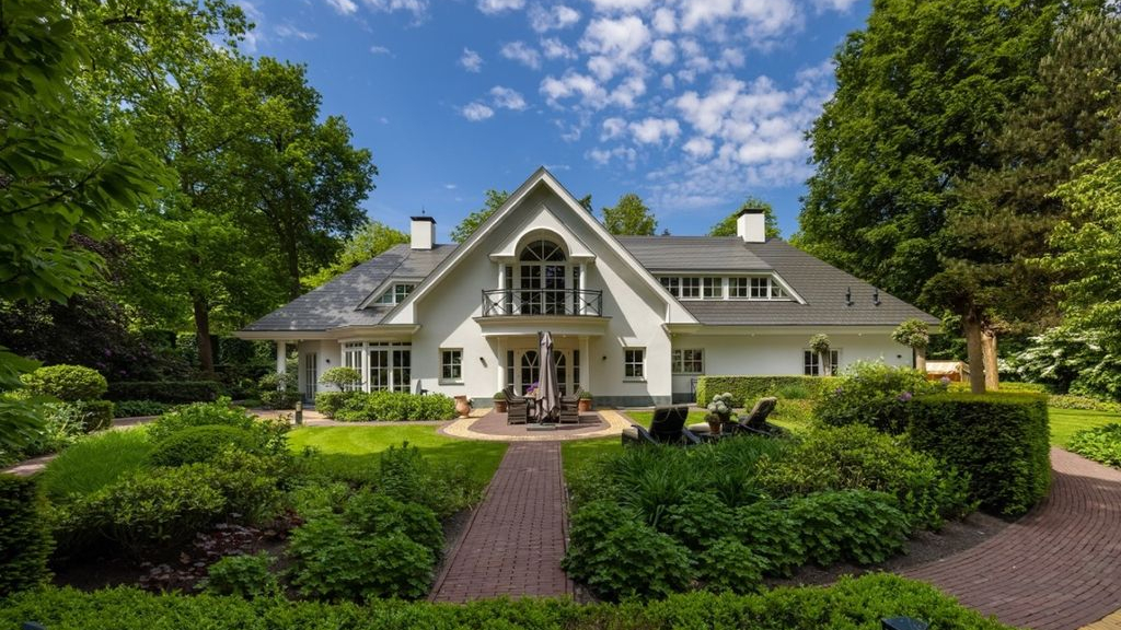 Foto: Waarom je een Ferrari kado krijgt als je deze miljoenenvilla in Nunspeet koopt