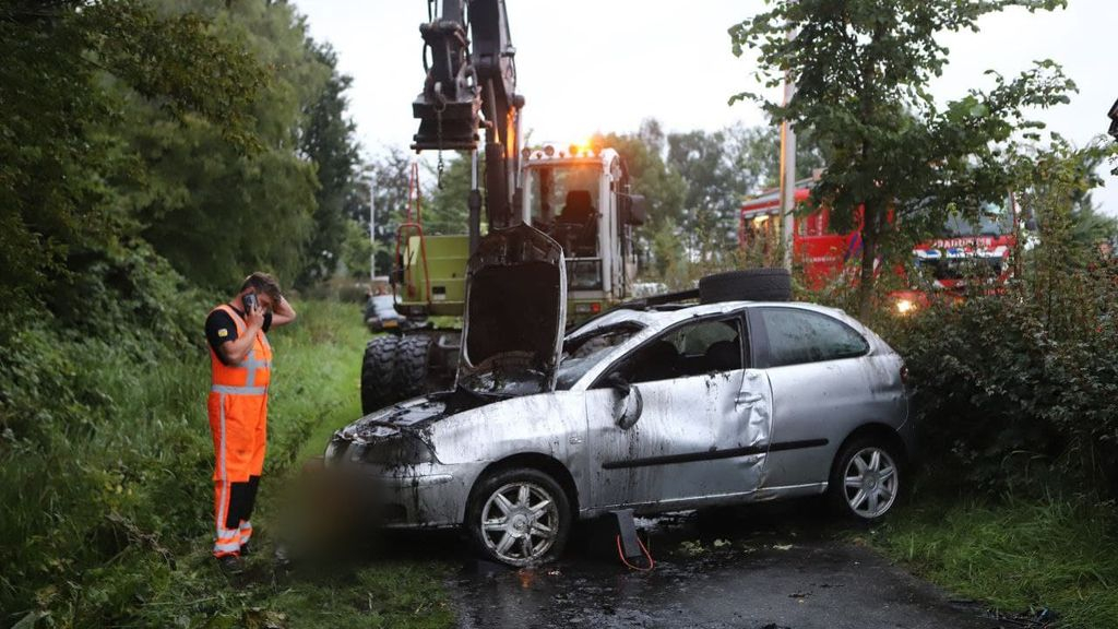 Foto: Jeroen redt automobilist met graafmachine uit sloot: 'Dat moet je gewoon doen'