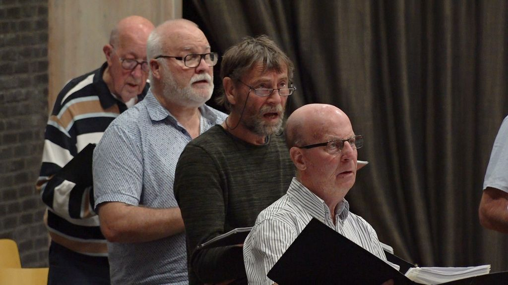 Foto: Alle coronaprikken zijn gezet, dus gaat dit mannenkoor weer zingen