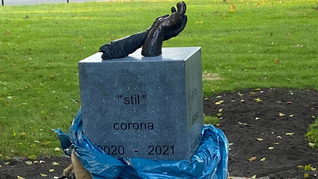 Foto: Coronamonument al deels onthuld