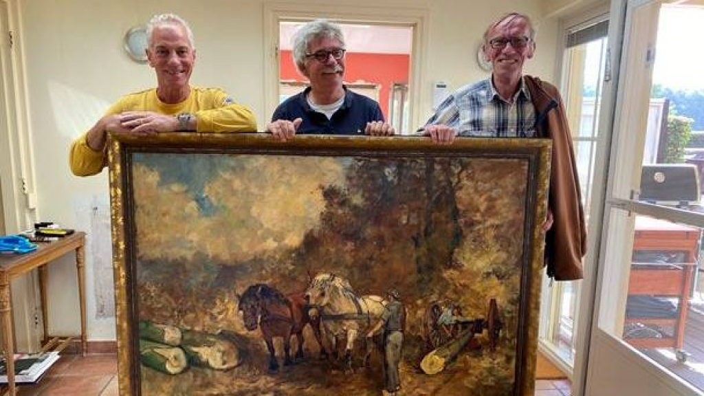 Foto: Een echte Hiddink geschonken aan Noord-Veluws Museum