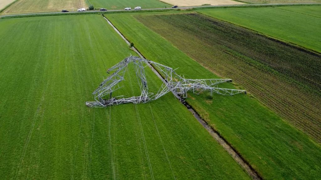 Foto: Omgewaaide hoogspanningsmasten Oosterwolde worden vervangen door tijdelijke masten