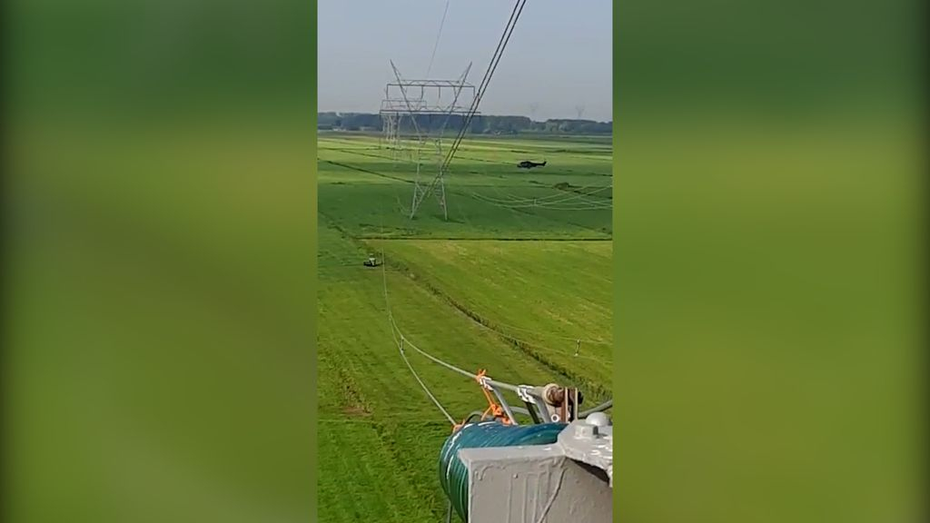 Foto: 'Ik vind het niet normaal', Defensie vliegt tijdens werkzaamheden onder hoogspanningsmast