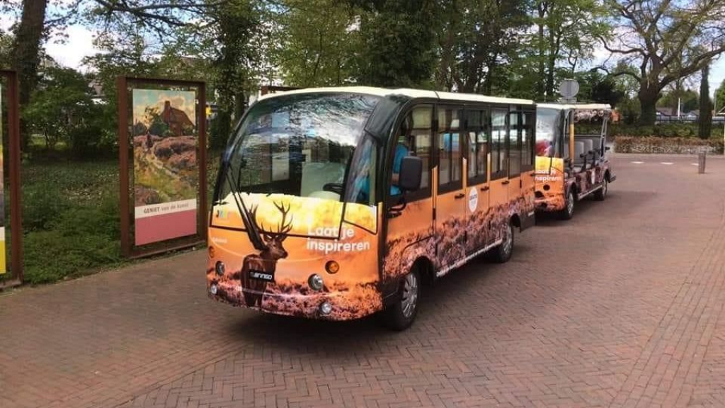 Foto: Het toeristentreintje gaat de weg weer op