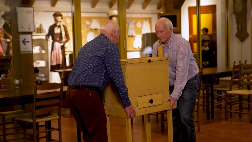 Foto: Houten couveuse redde het leven van tweeling Henk en Bertus