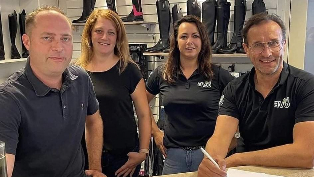 Foto: Ruitersportwinkel weg uit Hierden en wordt deels opgenomen door AVO Diervoeders