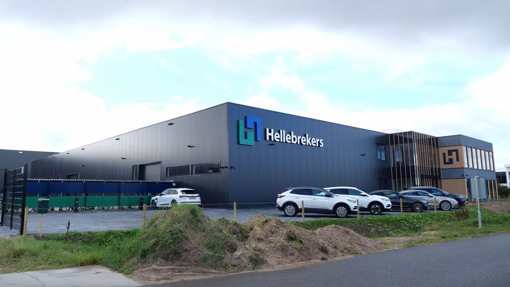 Foto: Hellebrekers officieel verhuisd naar nieuwe locatie op De Kolk