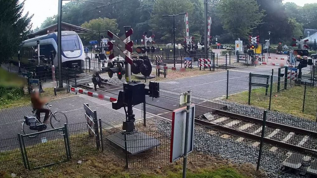 Foto: ProRail waarschuwt na huiveringwekkende beelden van vrouw die bijna onder trein komt