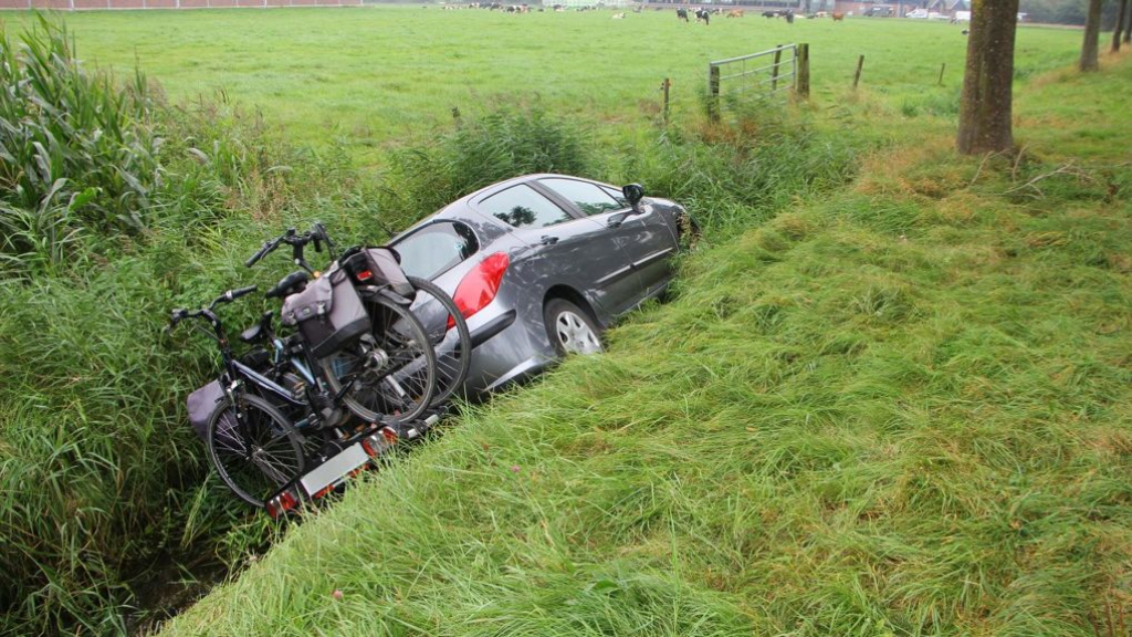 Foto: Ouder echtpaar belandt met auto in de sloot