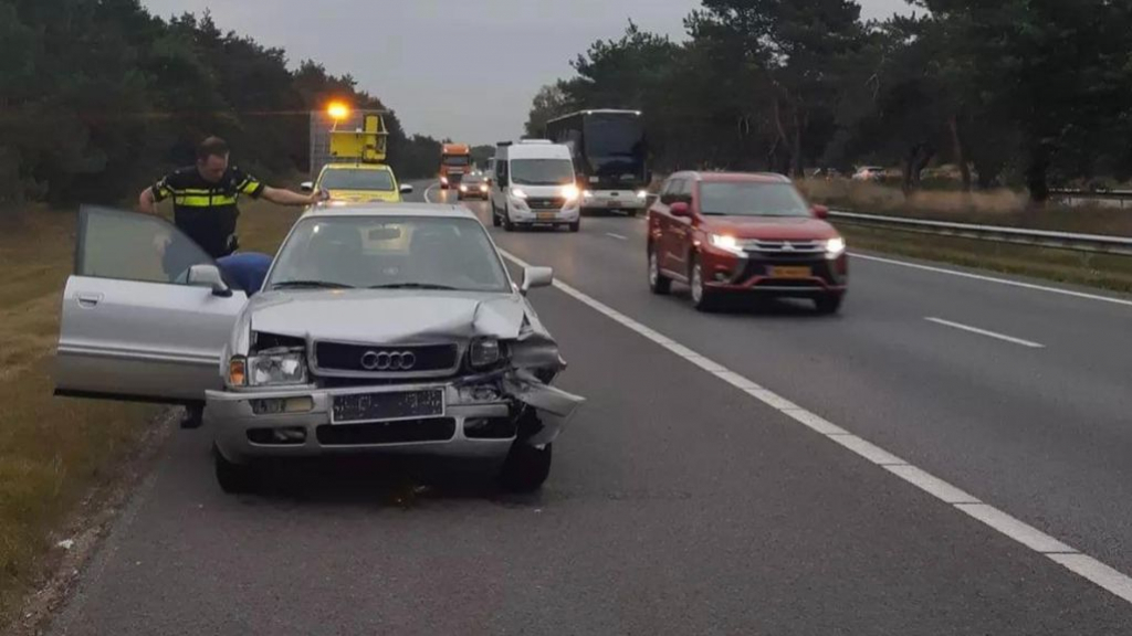 Foto: Verwarde man raakt vangrail en rijdt gewoon door