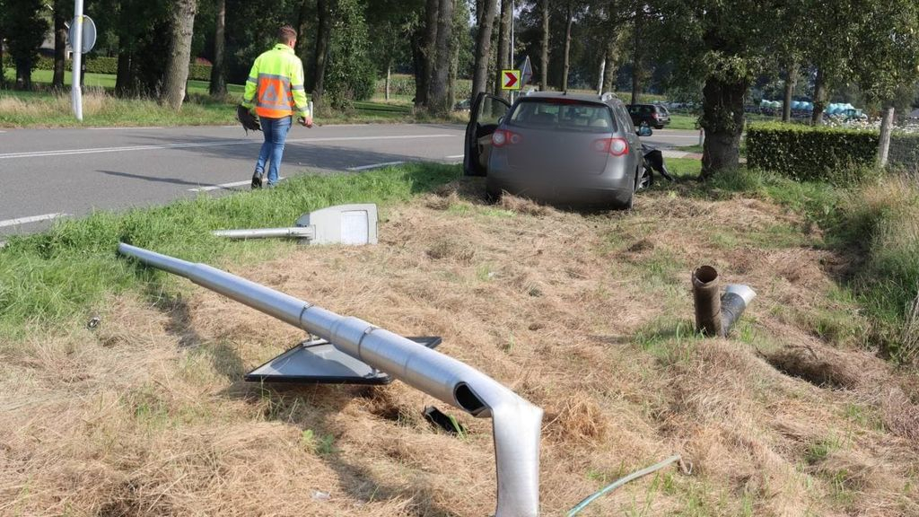 Foto: Automobilist rijdt lantaarnpaal omver en wordt aangehouden