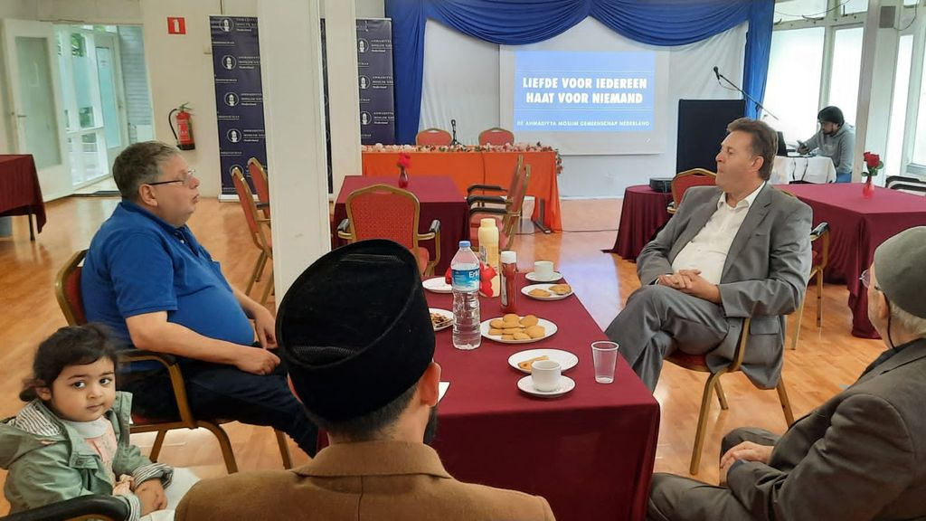 Foto: Een gastvrij ontvangst bij de Ahmadiyya Moslim Gemeenschap tijdens Burendag