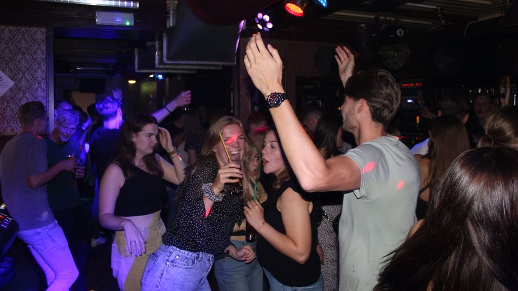 Foto: Uitgaansgelegenheden blij met nieuwe versoepelingen: “Eindelijk geen politieagentje meer spelen”