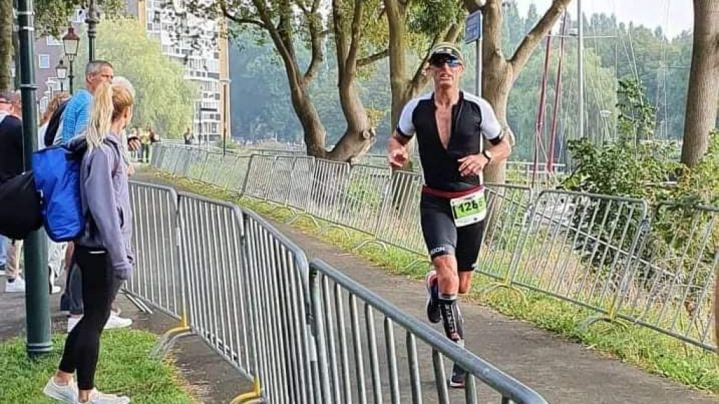 Foto: Podiumplek voor atleet Remon Hemmes tijdens triatlon in Hoorn