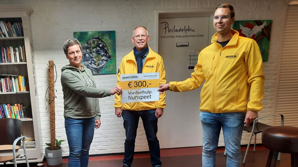 Foto: Gift van 300 euro voor Voedselhulp Nunspeet