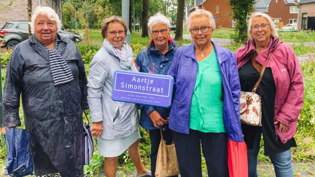 Foto: Drie straatnaamborden ‘vergeten vrouwen’ onthuld