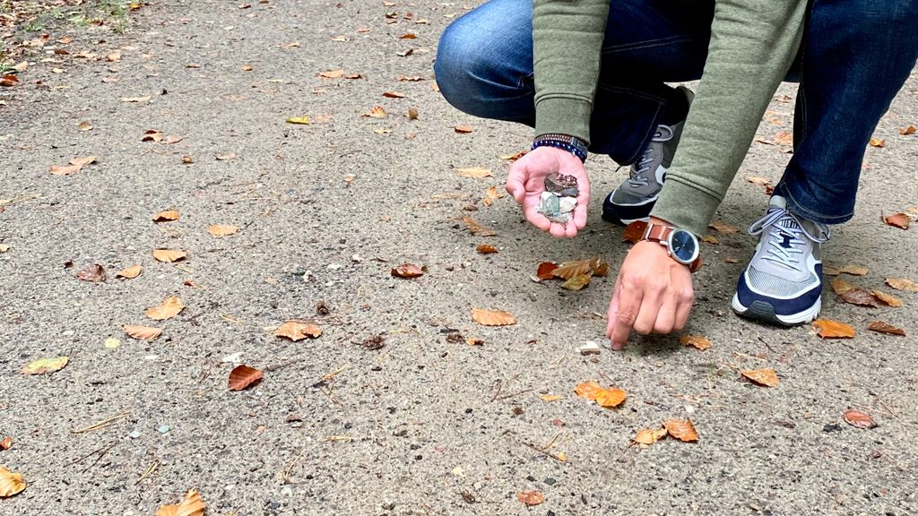 Foto: Glasresten op zandpad bij Elspeterweg, wethouder komt met opruimplan