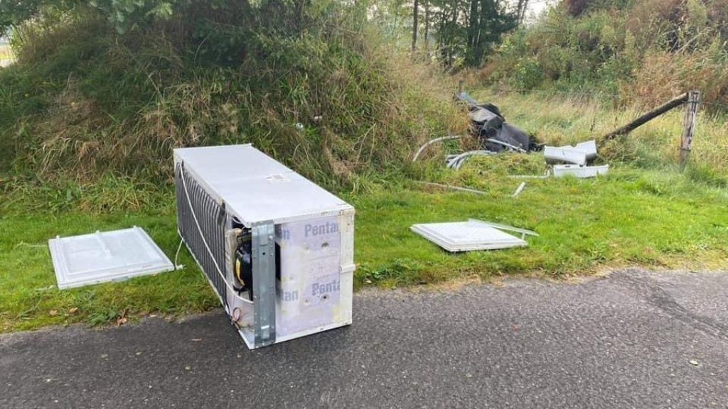 Foto: Koelkast en trampoline dichtbij gemeentewerf gedumpt: “Zelfs gratis is niet goed genoeg”