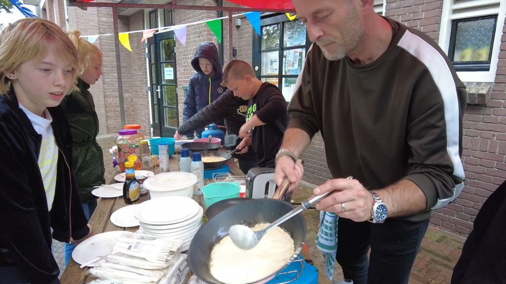 Foto: Jongeren bakken gratis pannenkoeken bij De Werf