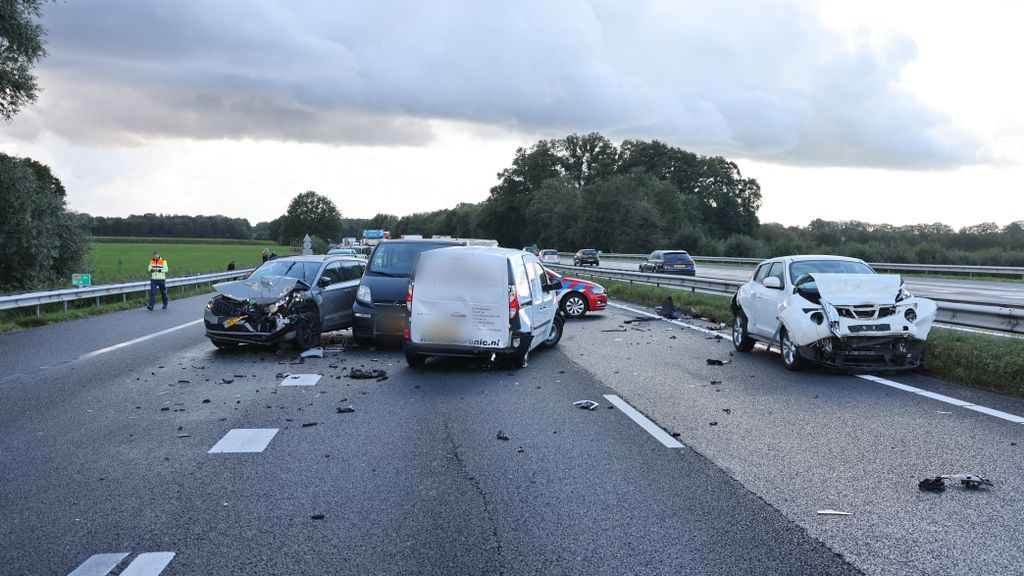 Foto: A28 weer vrij na kettingbotsing met zes auto's