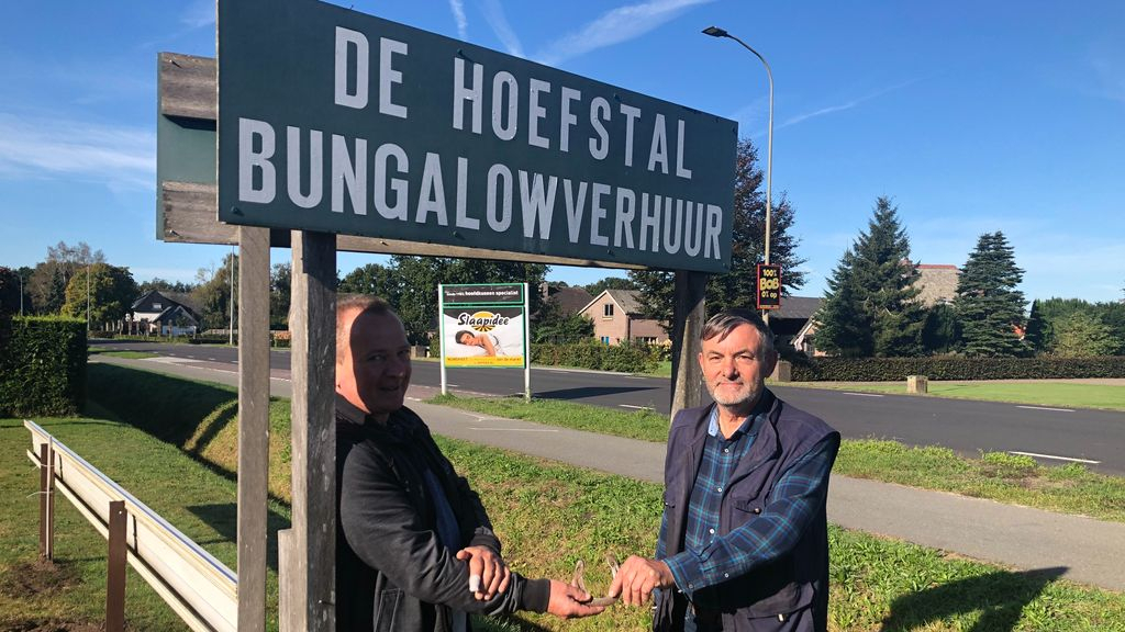 Foto: André van Sloten draagt bungalowpark over aan nieuwe eigenaar en beheerder