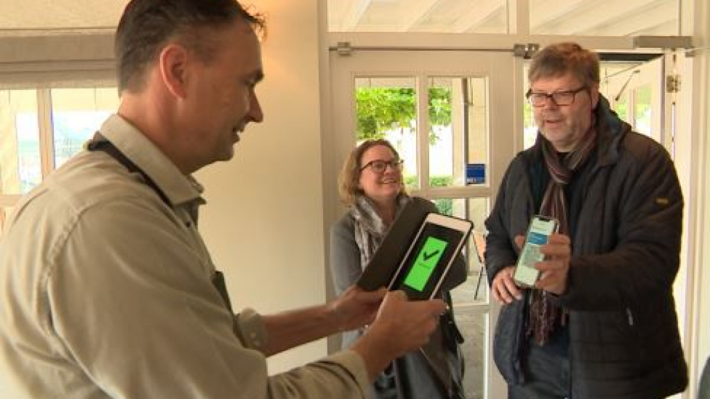 Foto: Kinderen van zwemles gehaald door ouders zonder QR-code