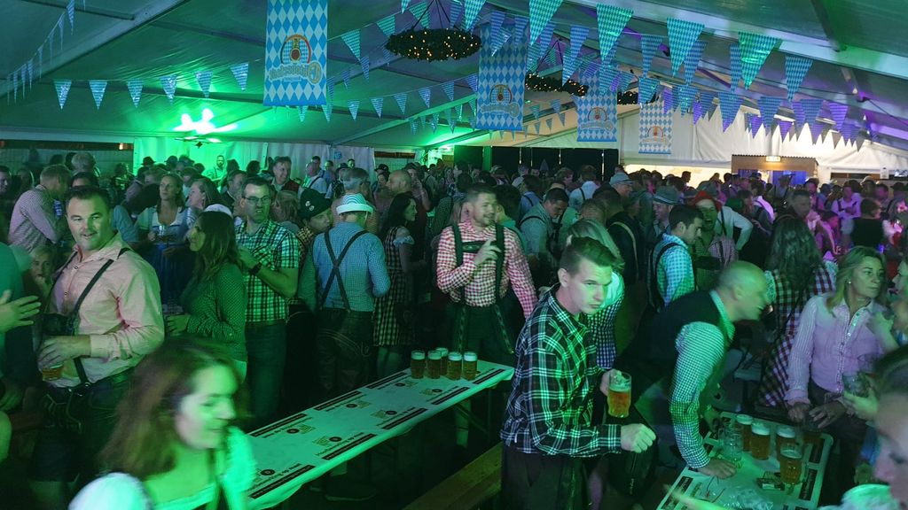 Foto: Oktoberfest ouderwets gezellig en één groot feest