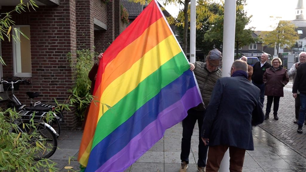 Foto: De regenboogvlag wappert nu ook in Nunspeet