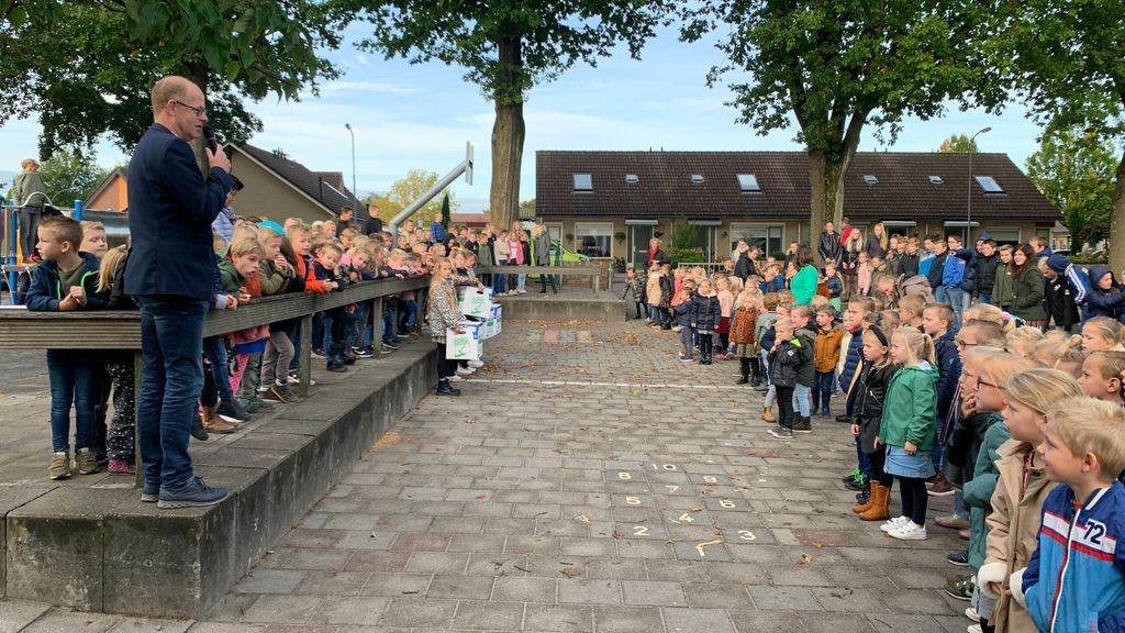 Foto: Nieuw schoolgebouw van de Da Costa in Elspeet is klaar; leerlingen hebben laatste dag les in noodunits