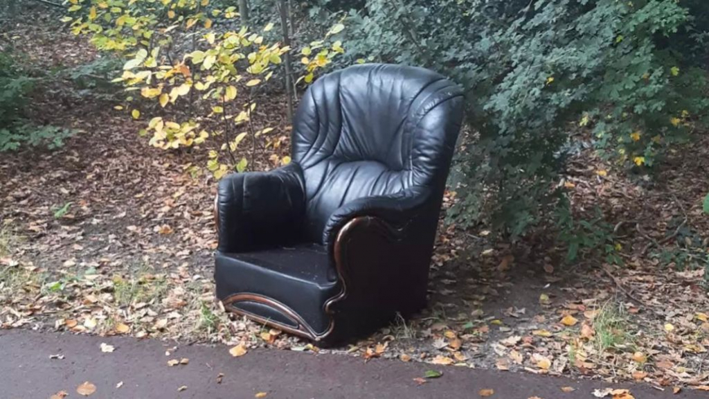 Foto: Dumper krijgt stoel terug én een bekeuring