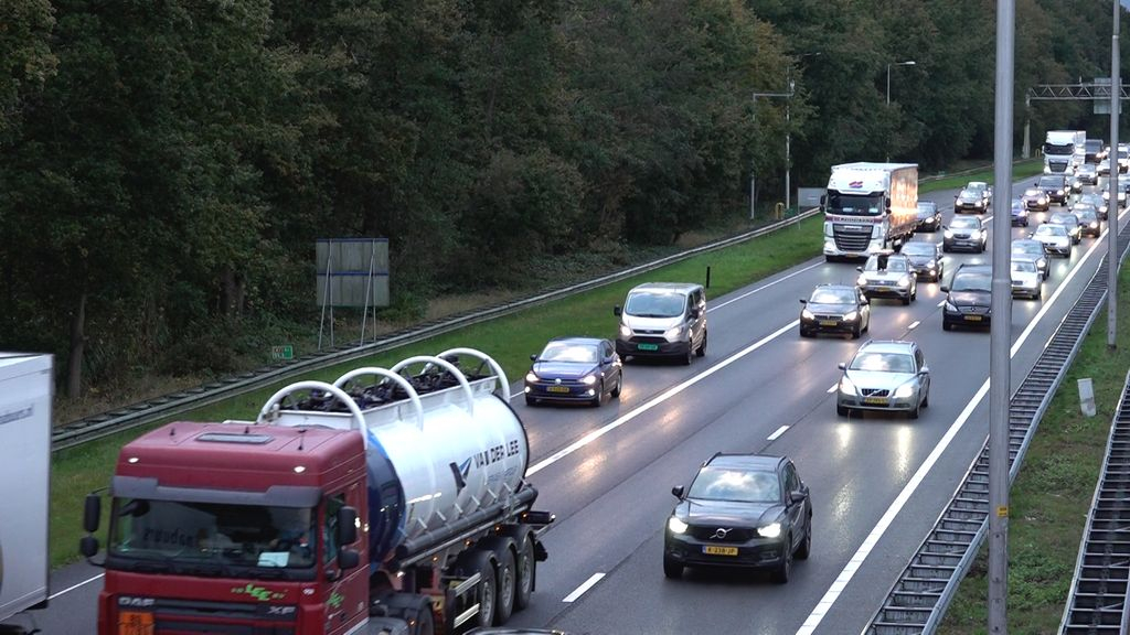Foto: Omwonenden zijn overlast door beschadigde snelweg spuugzat: 'Je wil gewoon rust'
