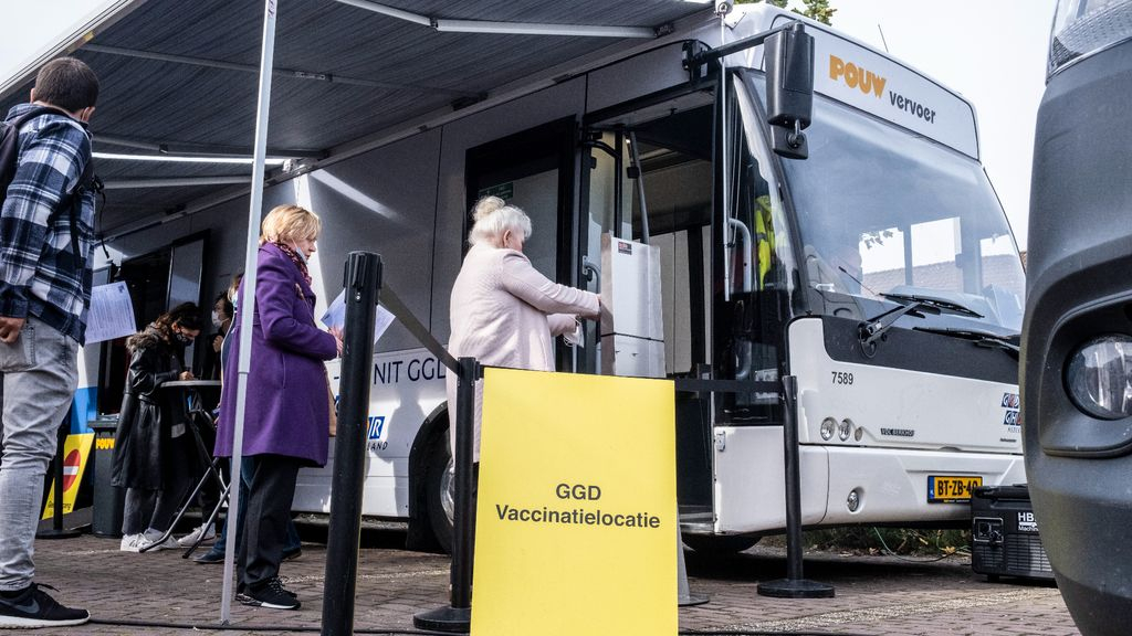 Foto: Vaccinatiebus blijft weg uit zwaar gereformeerd dorp na 'dringende oproepen'