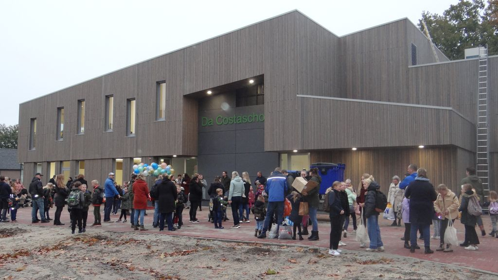 Foto: Voor het eerst naar de nieuwe Da Costaschool in Elspeet