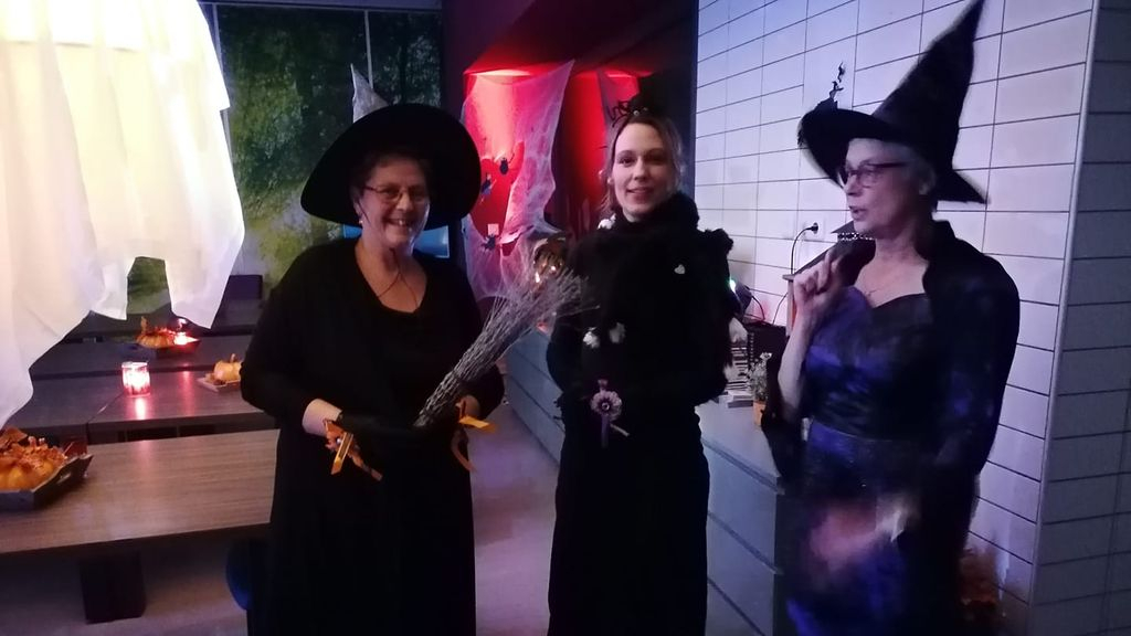 Foto: Heksen en mummy’s tijdens Halloweenfeest in wijkontmoetingscentrum