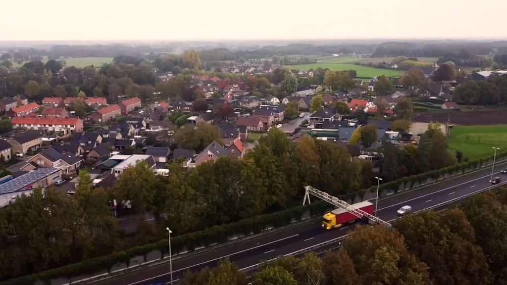 Foto: Bewoners zijn dolblij, want beschadigde snelweg wordt gerepareerd