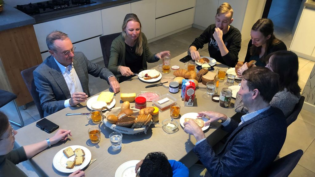 Foto: Wethouder ontbijt bij pleeggezin