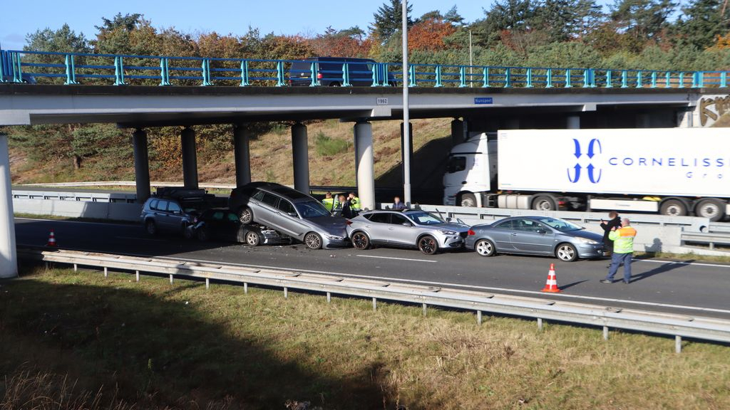 Foto: Vijf voertuigen betrokken bij kettingbotsing op A28 bij Nunspeet